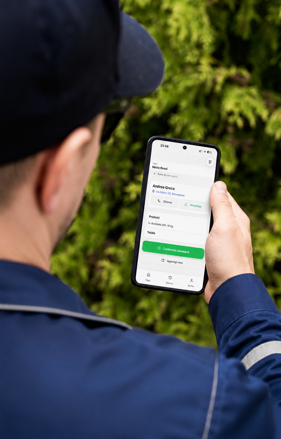 Operatore usa l'app KimaGas per confermare una consegna